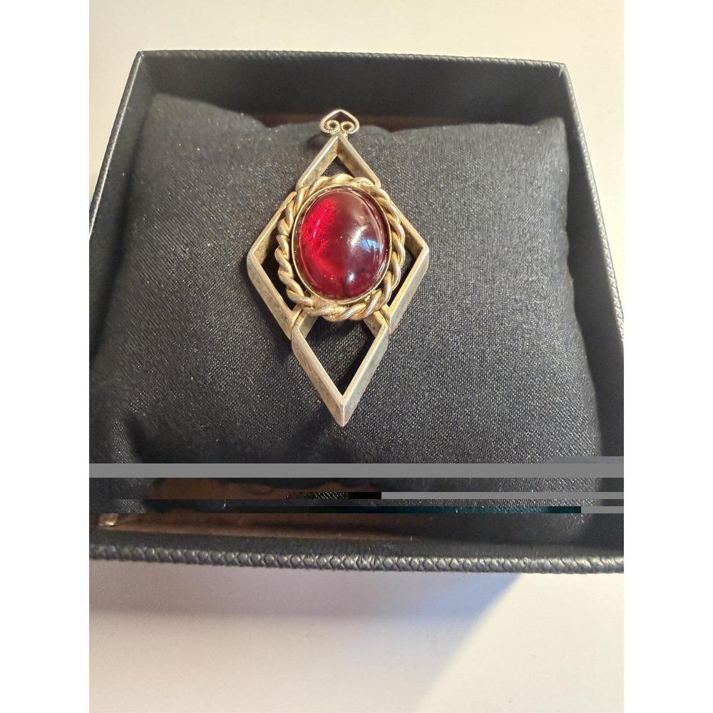 Hobe pendant with a stone